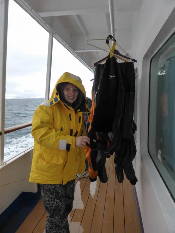 A Anna coloca suas roupas de caiaque para secar, depois de uma lavada geral, a bordo do Sea Spirit, já a caminho da América do Sul